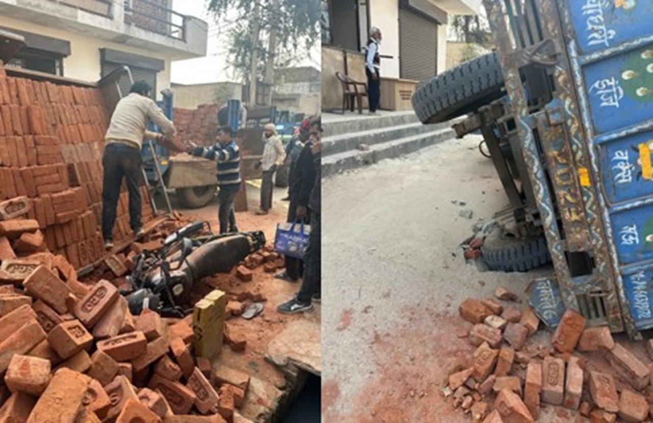 हरि नगर में ईटों से भरी ट्राली पलटी, बाइक सवार घायल