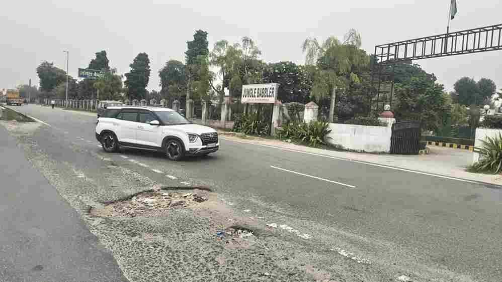 धारूहेड़ा: हाईवे पर बने गड्डे हादसों को दे रहे न्यौता