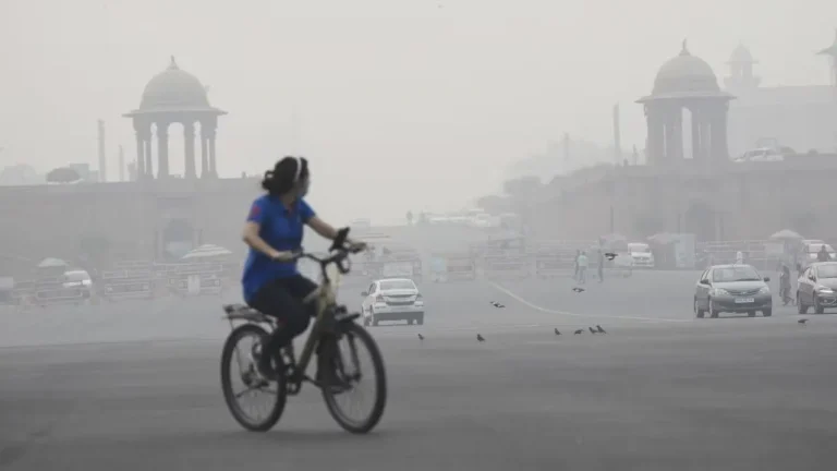 Delhi News: दिल्ली-एनसीआर में फिर बढ़ा प्रदूषण, धूल और धीमी हवाओं से बिगड़ी हवा की गुणवत्ता