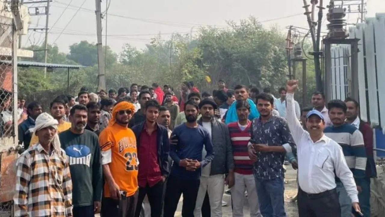 Sonipat: बिजली निगम से निकाले गए कर्मचारियों का हंगामा, नौकरी बचाने की मांग को लेकर प्रदर्शन