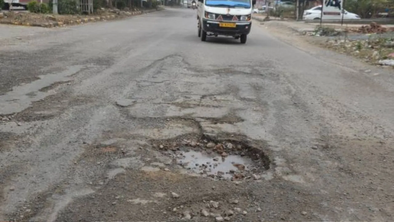 Haryana: सड़कों पर गड्ढे या गड्ढों में सड़क? हाल ही में बनी सड़कें भी टूटी, लोगों की जान पर बन आई
