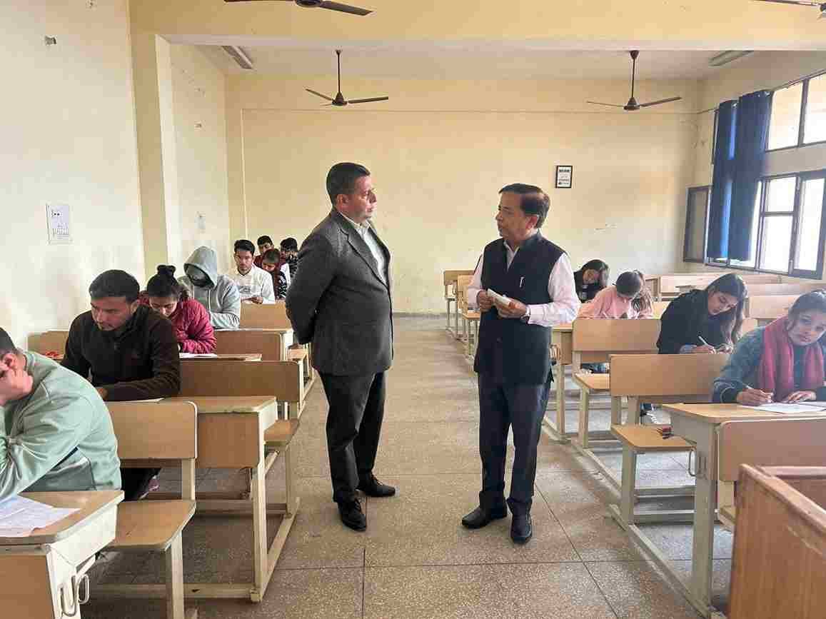 Rewari News: आईजीयू के कुलपति ने किया परीक्षा केंद्रों का निरीक्षण