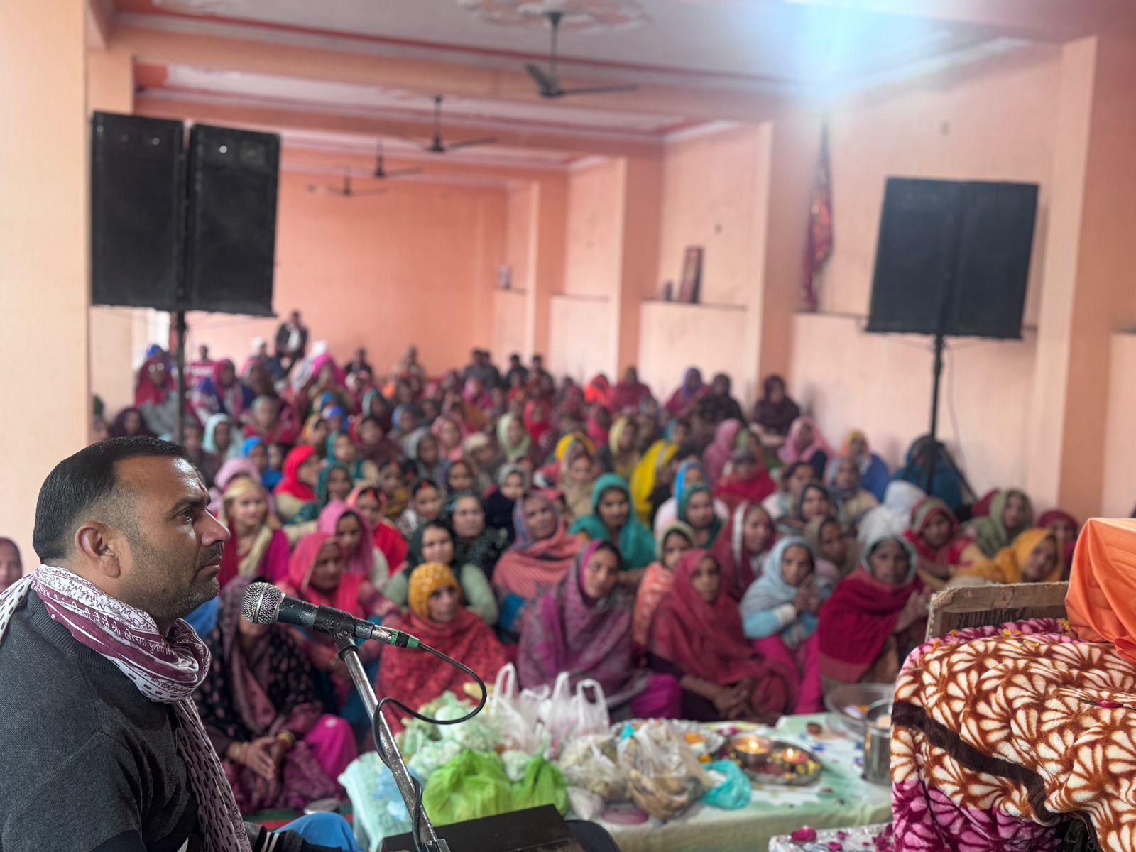 सात दिवसीय श्रीमद् भागवत कथा के दौरान मंगलवार को श्रद्धालुओं की भारी भीड़ उमड़ी