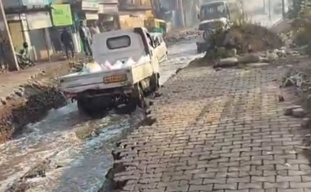 सोहना-पलवल हाईवे पर अलवर बाइपास के पास भिवाड़ी से आने वाले काले पानी को रोकने के लिए बनाए गए रैंप को भिवाड़ी प्रशासन द्वारा तोड़े जाने के बाद हालात बिगड़ गए हैं