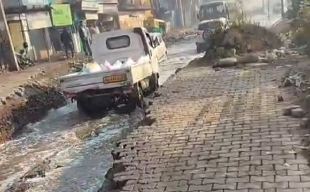 सोहना-पलवल हाईवे पर अलवर बाइपास के पास भिवाड़ी से आने वाले काले पानी को रोकने के लिए बनाए गए रैंप को भिवाड़ी प्रशासन द्वारा तोड़े जाने के बाद हालात बिगड़ गए हैं