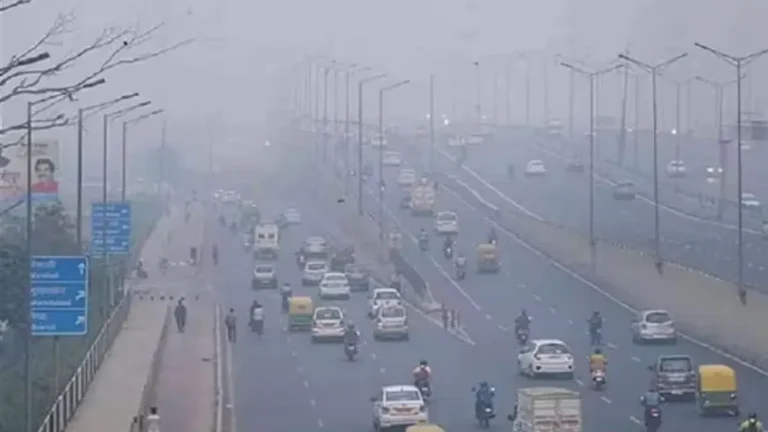Delhi Pollution: AQI चार दिन से खतरनाक, नोएडा में अब सेहत के लिए जोखिम?