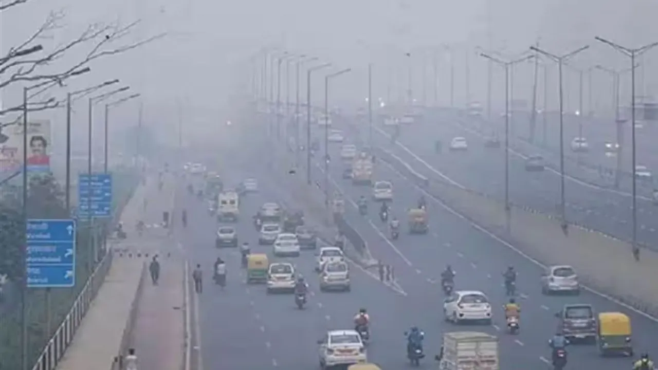 Delhi Pollution: AQI चार दिन से खतरनाक, क्या नोएडा में सांस लेना अब सेहत के लिए जोखिम?