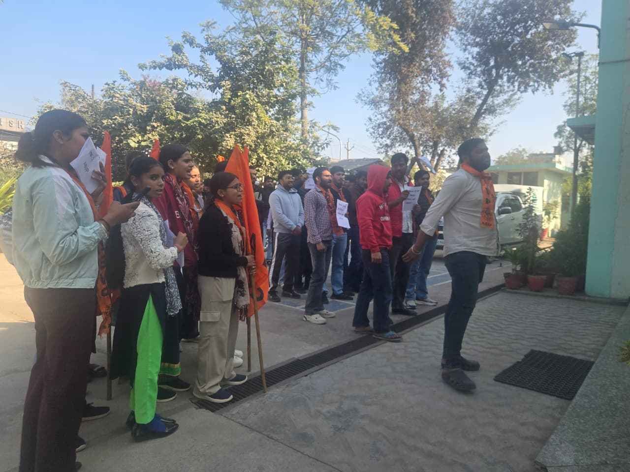 Bhiwadi News: प्रदूषण कंट्रोल बोर्ड कार्यालय का घेराव, महंत बालकनाथ का फूंका पुतला