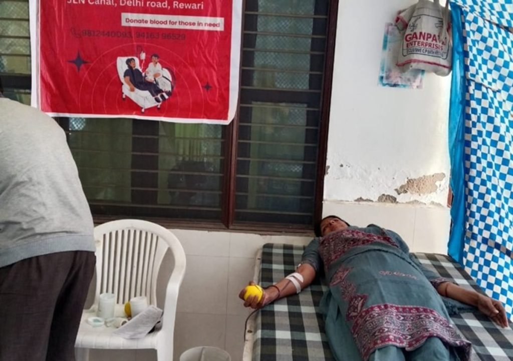 Haryana News: सावन कृपाल रूहानी मिशन रेवाड़ी में प्रकाशोत्सव धूमधाम से मनाया 2 समाज सेवा की भावना को आगे बढ़ाते हुए रक्तदान शिविर भी लगाया गया, जिसमें 40 से ज्यादा यूनिट रक्त एकत्र हुआ।