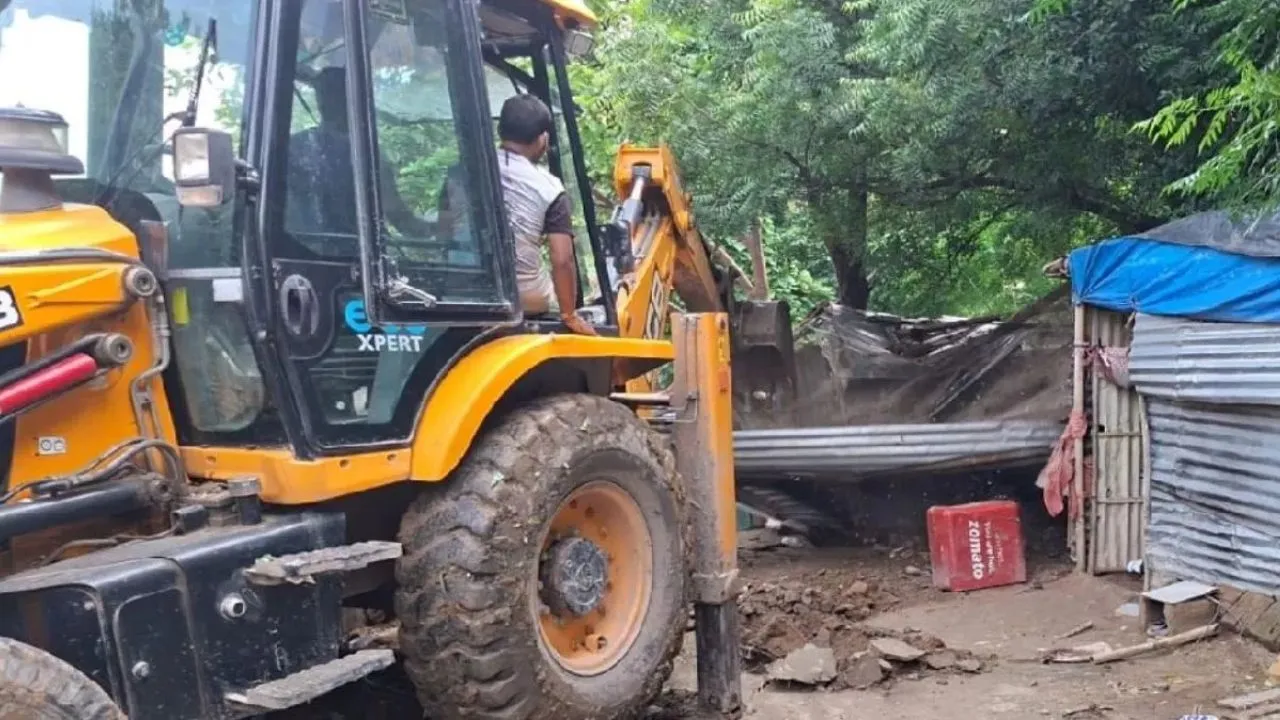 Gurugram सेक्टर-10 में HSVP का अतिक्रमण हटाओ अभियान, झुग्गियों के ध्वस्त होने से हड़कंप!