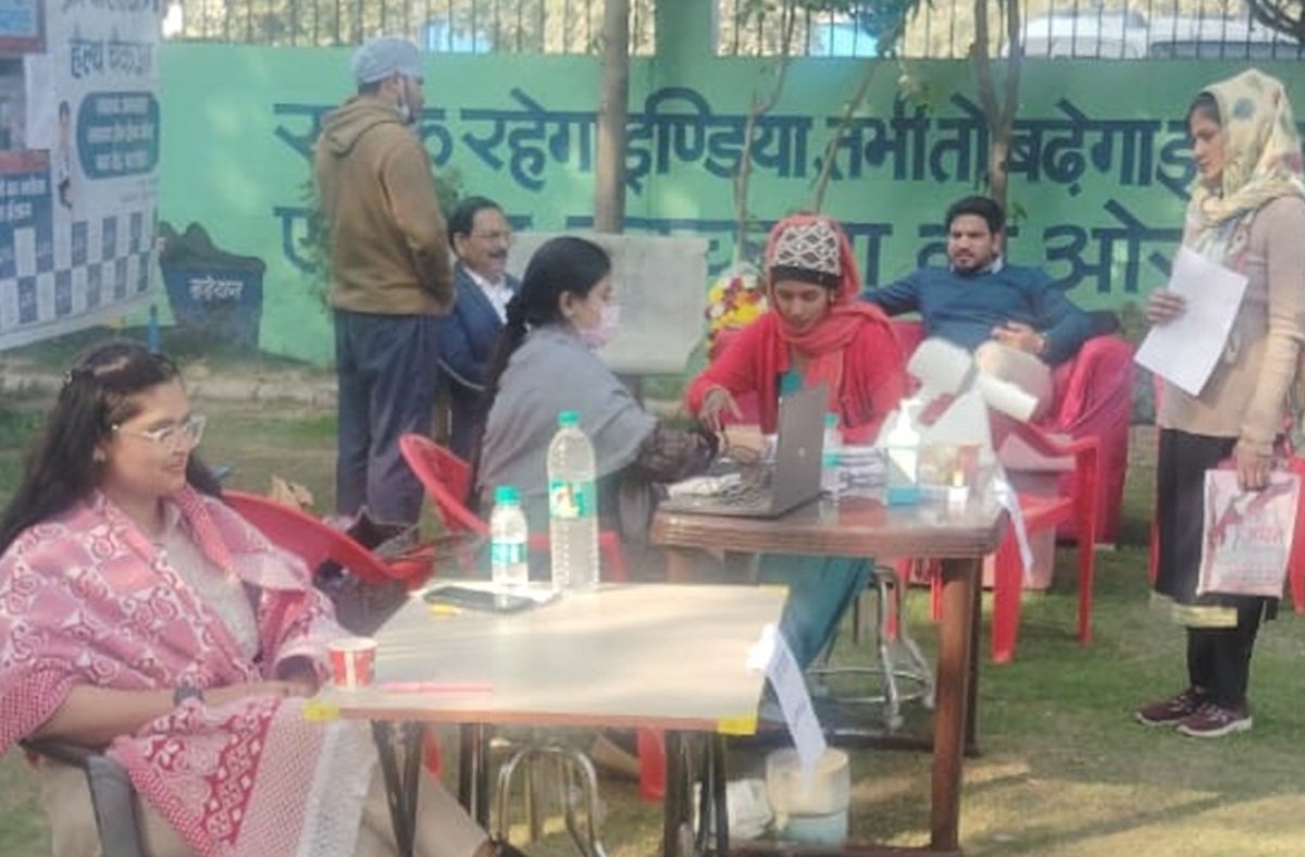 स्वास्थ्य जाचं शिविर में कर्मचारियों ने करवाई जांच