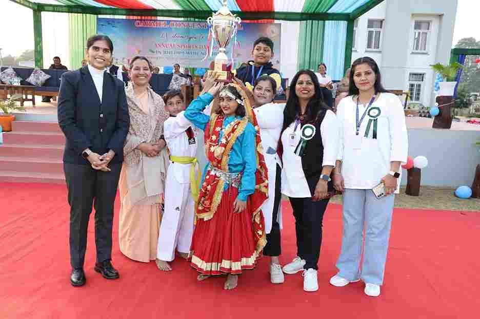 कार्मल कान्वेंट स्कूल धारूहेड़ा में प्रस्तुति देते बच्चे