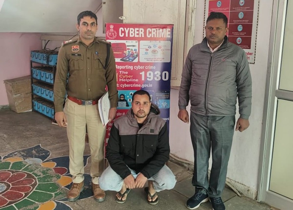 कपड़े भेजने के नाम पर एक व्यक्ति से करीब 80 हजार रुपये की साइबर ठगी करने के मामले में एक आरोपी को गिरफ्तार किया है।