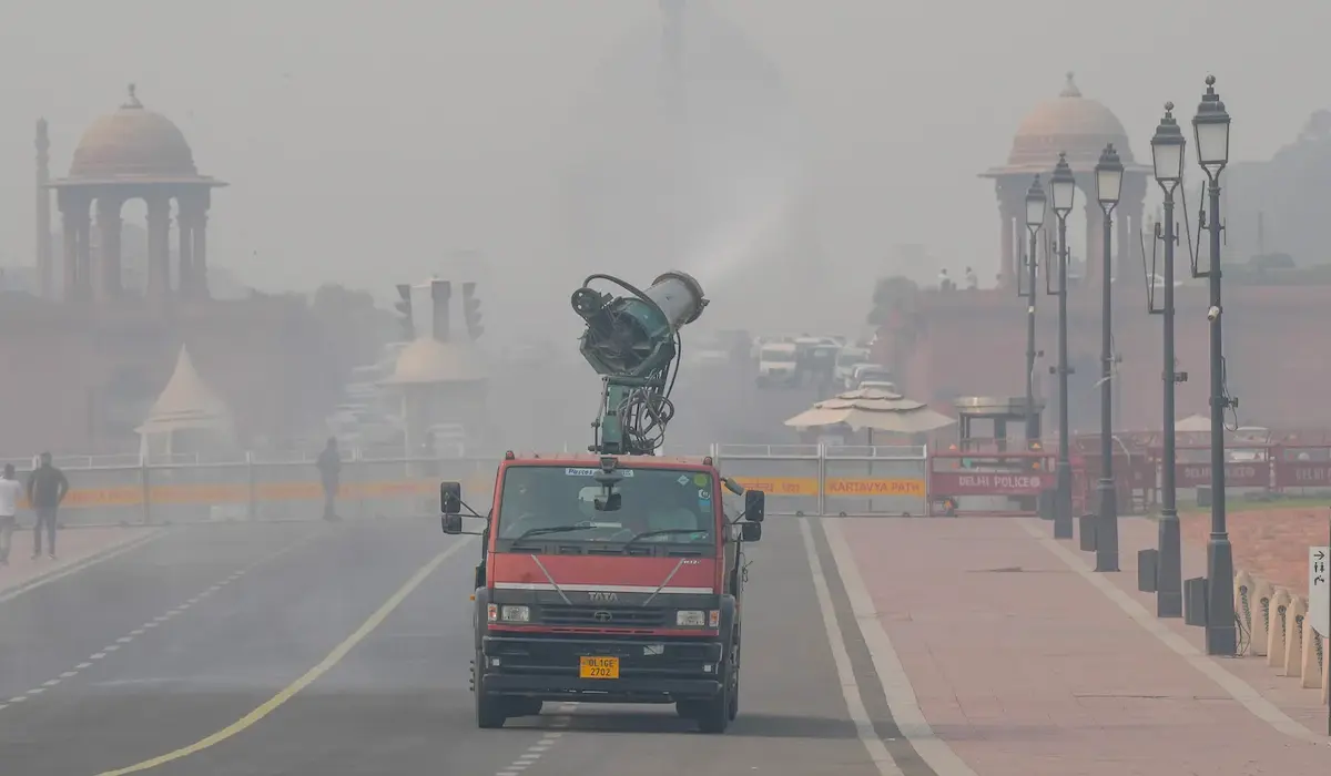 Delhi Air Pollution: राजधानी में प्रदूषण ने बढ़ाई मुसीबत सांस लेने में परेशानी, आंखों में जलन के कारण लोगों की चिंता बढ़ी