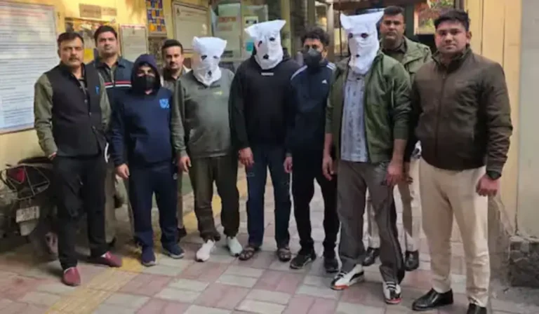 Delhi Crime: करोल बाग में नकली वर्दी पहन सोना लूटने वाले गिरोह का पर्दाफाश, पांच बदमाश अरेस्ट तीन साथी अभी भी फरार