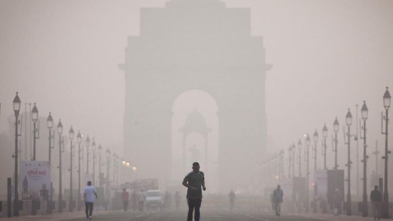 Delhi-NCR Weather: ठंड और धुंध ने दिल्ली के कई इलाकों को किया प्रभावित, प्रदूषण ने लोगों की सांसों को बना दिया भारी