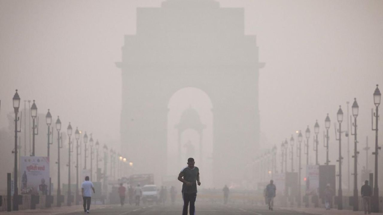 Delhi-NCR Weather: ठंड और धुंध ने दिल्ली के कई इलाकों को किया प्रभावित, प्रदूषण ने लोगों की सांसों को बना दिया भारी