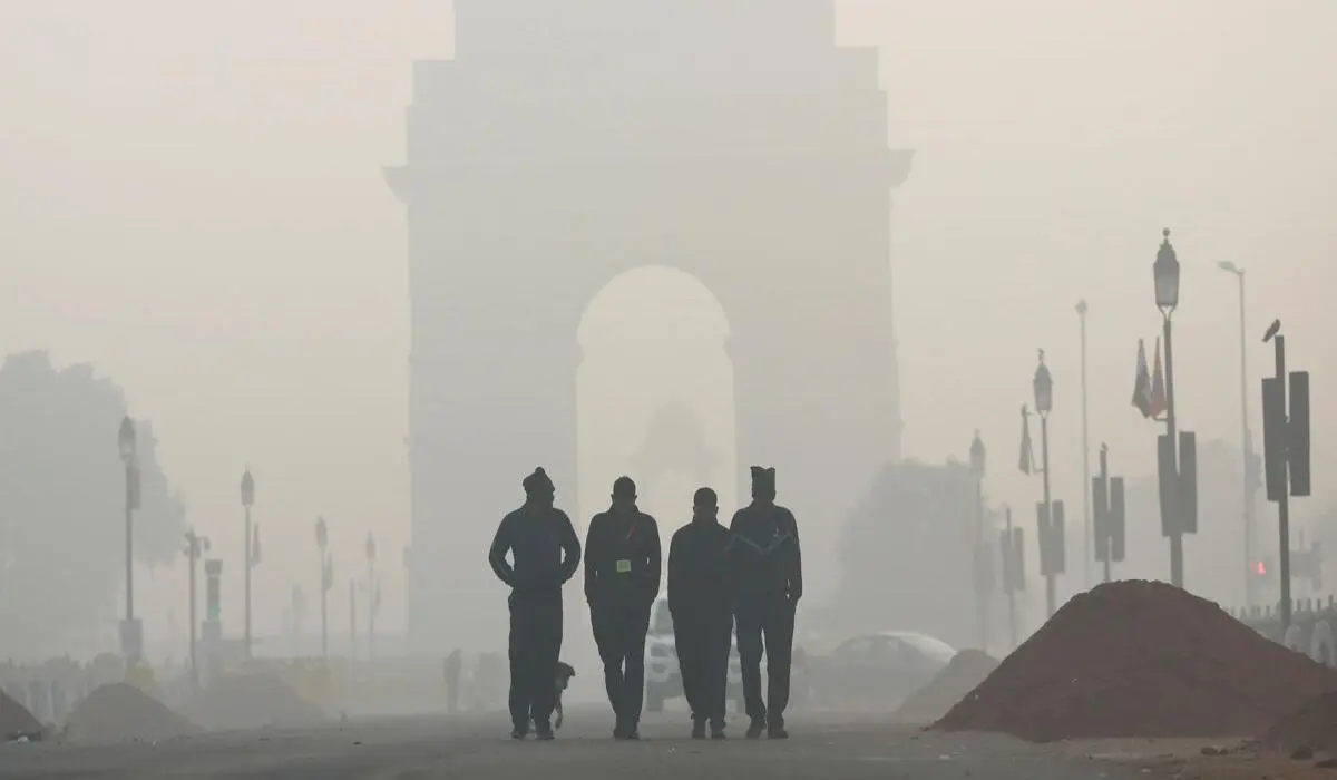 Delhi Weather: दिल्ली में सर्दी का नया हमला, कोहरे की चादर और तेज शीतलहर से जनता को झेलनी होगी ठंड की मार