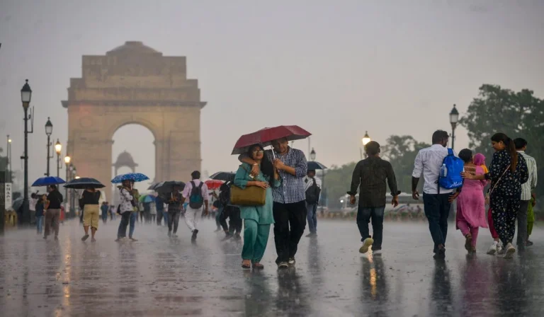 Delhi Weather: दो दिन बाद लौटेगी दिल्ली में कड़कड़ाती ठंड, कई इलाकों में भारी बारिश के आसार