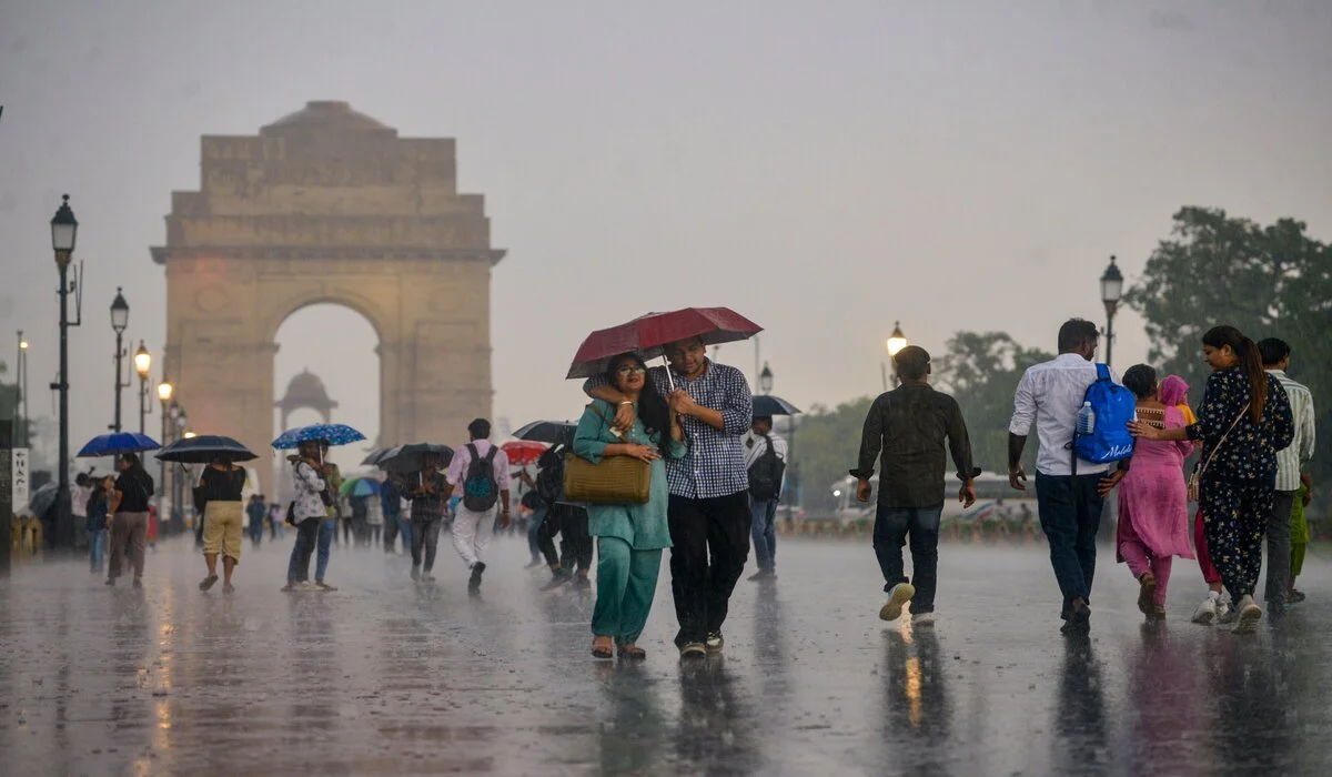 Delhi Weather: दो दिन बाद लौटेगी दिल्ली में कड़कड़ाती ठंड, कई इलाकों में भारी बारिश के आसार