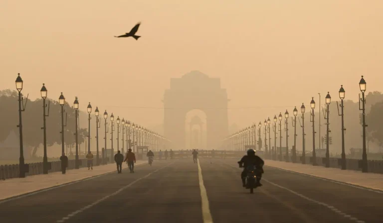 Delhi Weather: दिसंबर के मध्य में भी दिल्ली में सर्दी की कमी, 11 डिग्री पर घना कोहरा और दिन में गर्माहट जारी