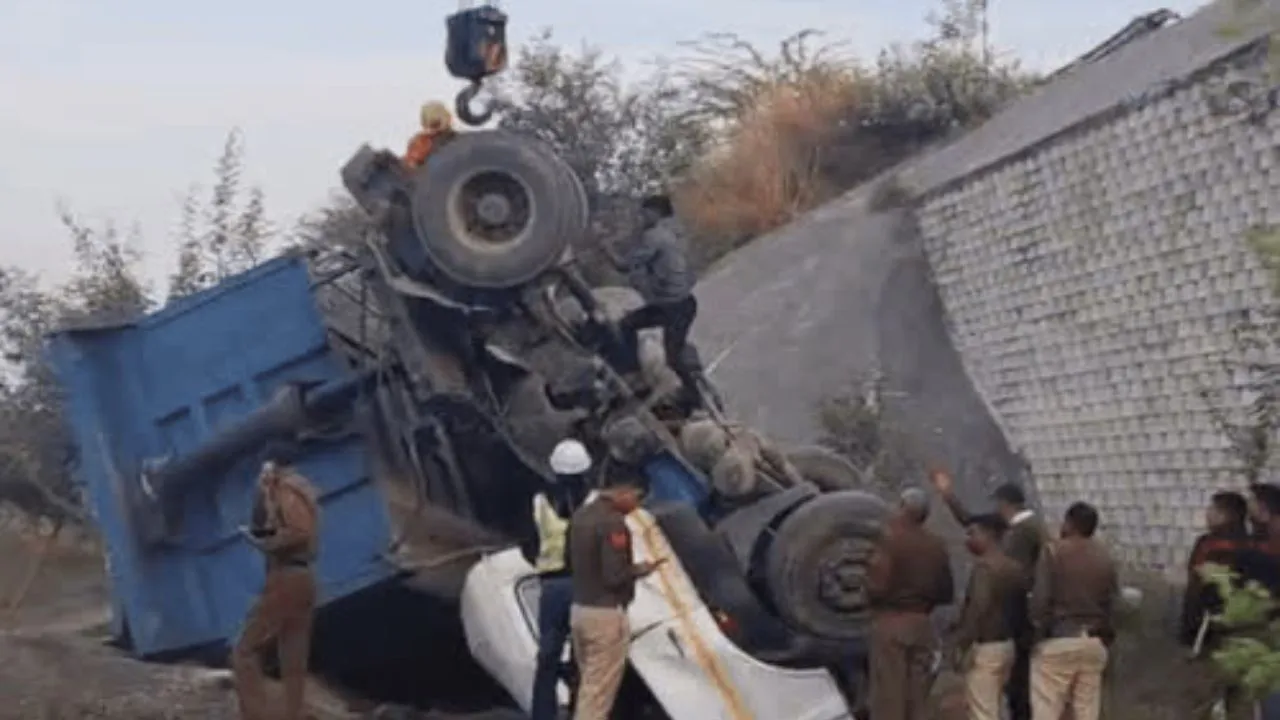 Haryana: फ्लाईओवर से डंपर सीधा नीचे! दर्दनाक हादसे में ड्राइवर की मौत—क्या ब्रेक फेल थे या कुछ और?