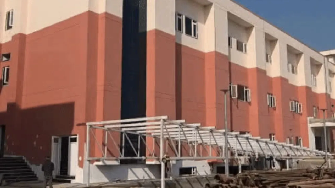 Haryana: बहादुरगढ़ में बन रहा 100 बेड वाला ESI अस्पताल फरवरी 2026 में होगा तैयार, लाखों परिवारों को मिलेगा इलाज का लाभ