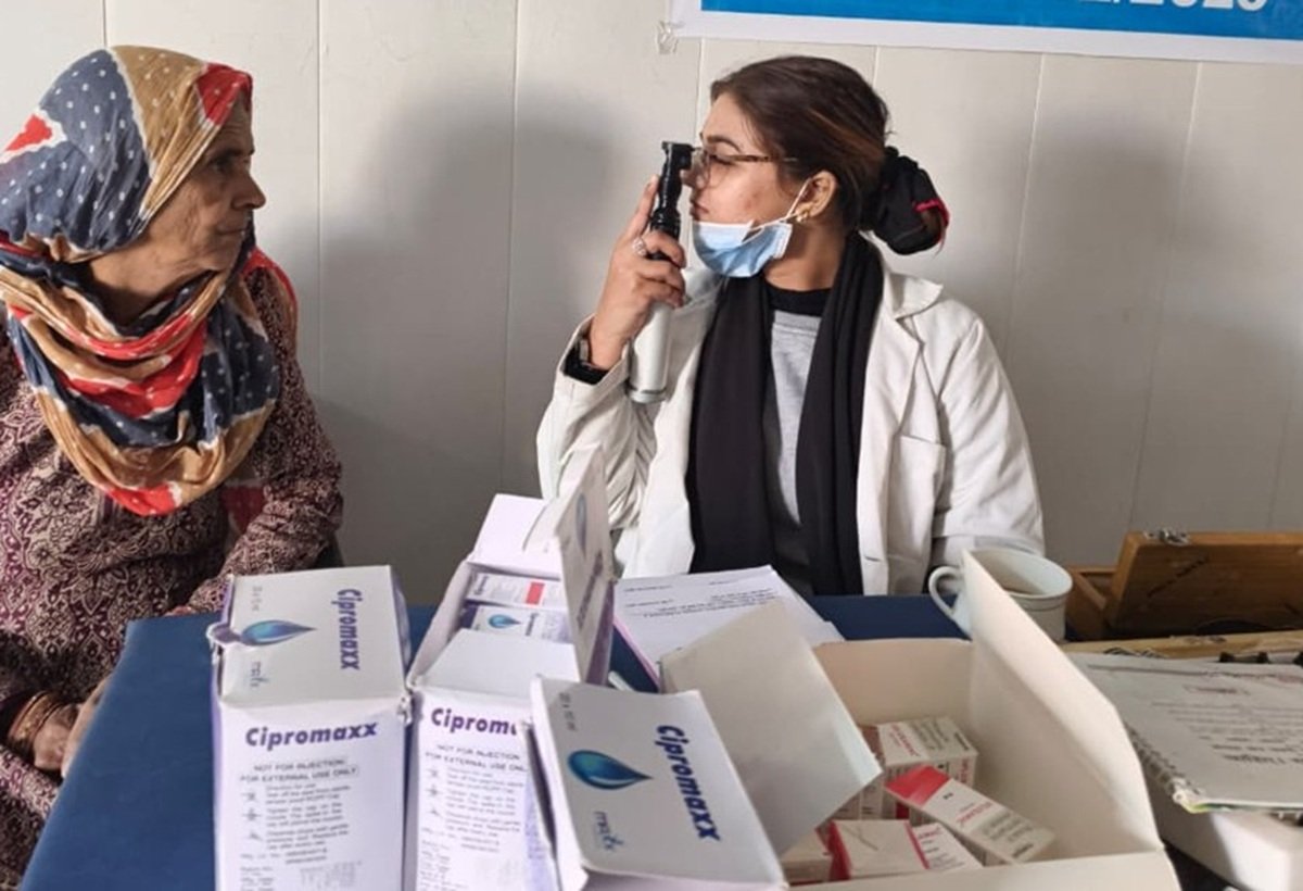 अलावलपुर में संजीवनी आंख हॉस्पिटल रेवाड़ी की ओर से आनुवंशिक रोग निःशुल्क सेवा केंद्र परिसर में निःशुल्क आंख जांच शिविर का आयोजन