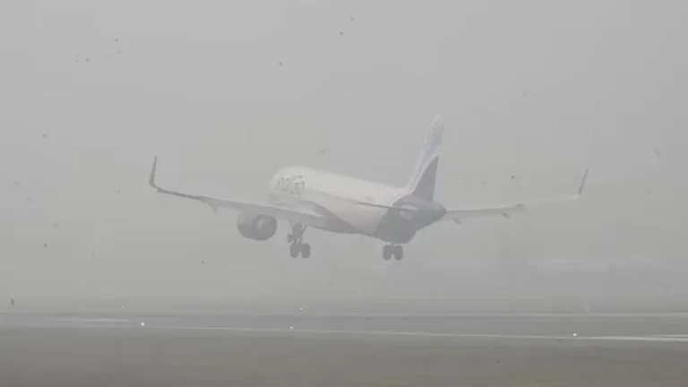 Delhi Weather: शुक्रवार सुबह कोहरे का कहर, CAT III ऑपरेशन से यात्रियों को भारी परेशानी