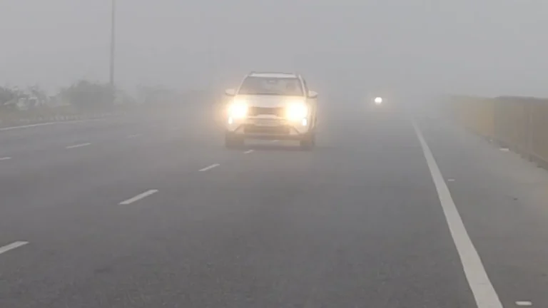 Delhi: NH-27D पर घना कोहरा मचा रहा कहर! बड़े वाहन भी धीमे, रोजाना बढ़ रहे सड़क हादसे