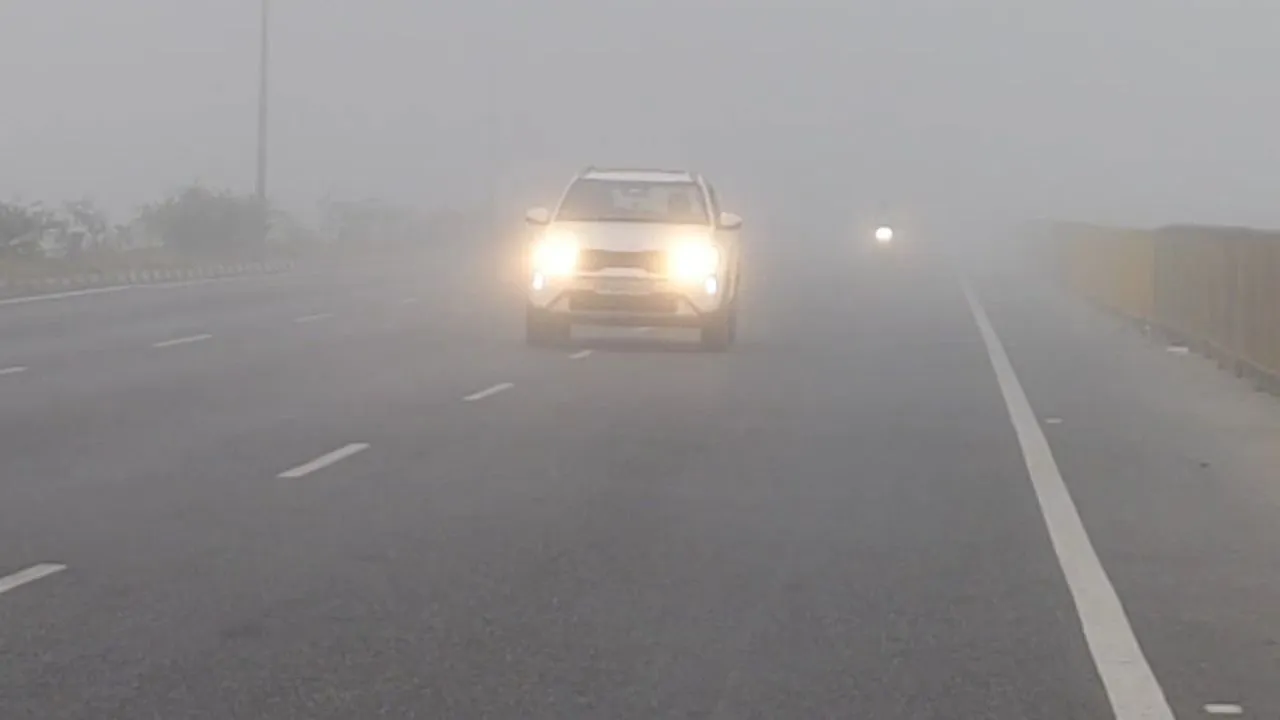 Delhi: NH-27D पर घना कोहरा मचा रहा कहर! बड़े वाहन भी धीमे, रोजाना बढ़ रहे सड़क हादसे
