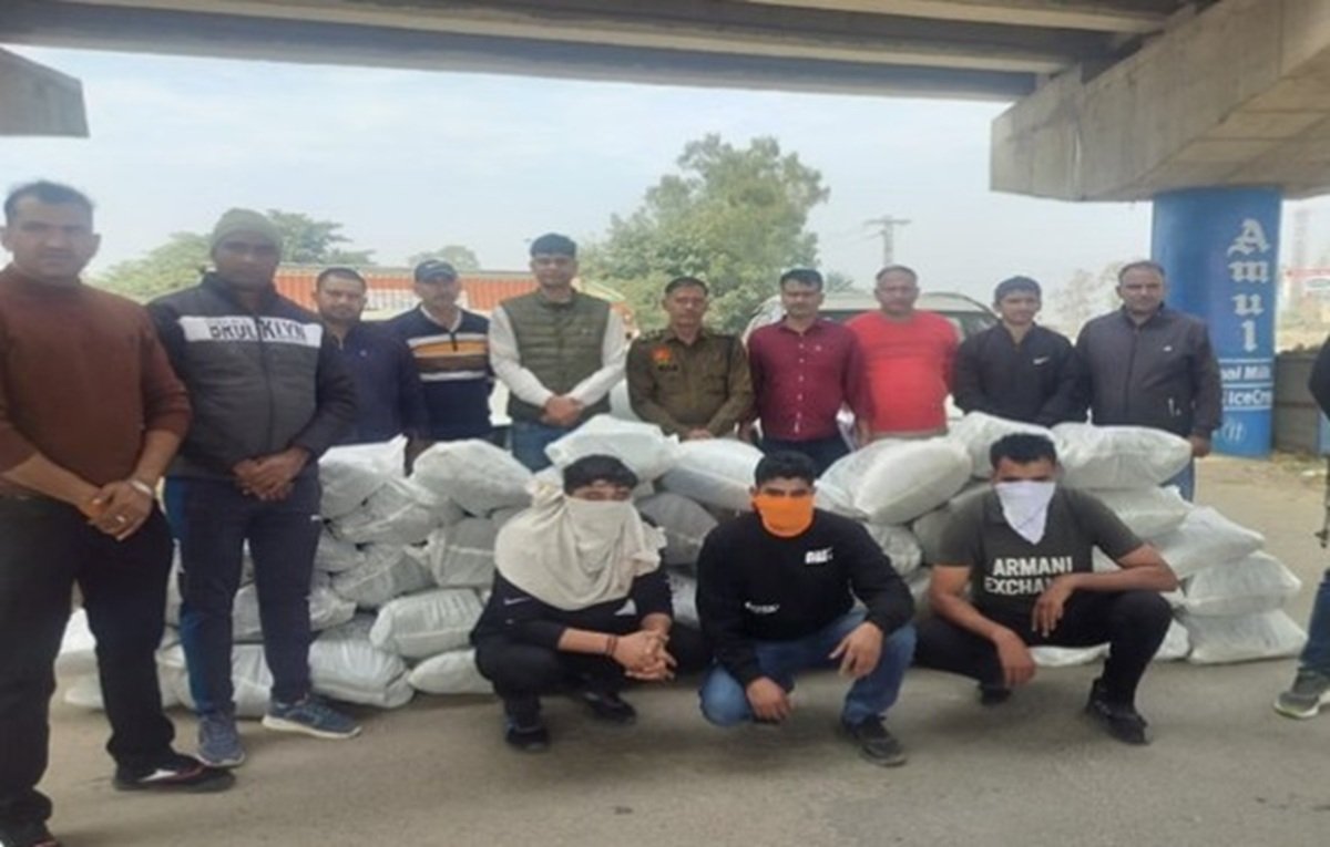 नेशनल हाईवे-9 के सांपला बाईपास पर सोनीपत जिले के गांव गढ़वाल निवासी राहुल, दीपक और बिजेंद्र को साढ़े चार क्विंटल गांजे के साथ गिरफ्तार किया है।