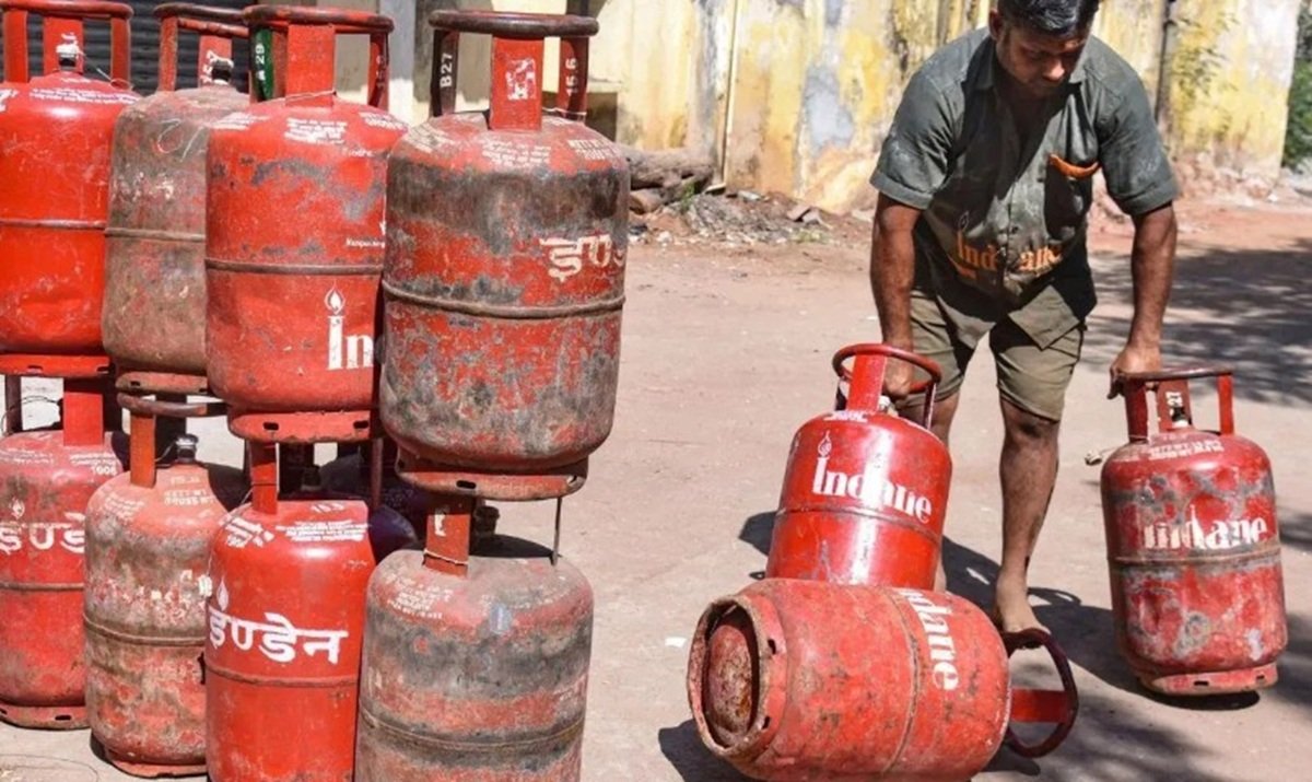 LPG Gas Cylinder Price Drops: उपभोक्ताओं के लिए खुशखबरी, फिर हुआ LPG Gas Cylinder सस्ता