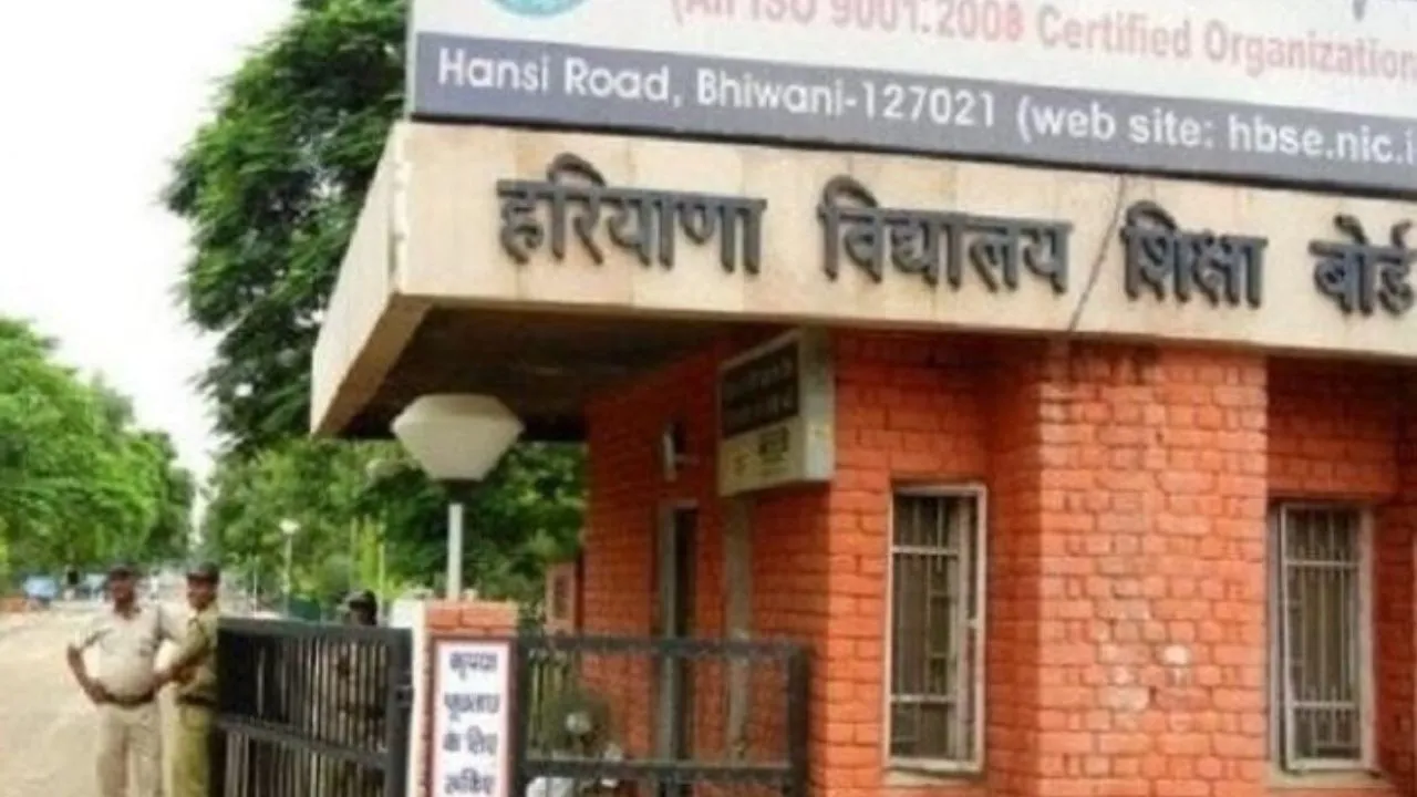 Haryana: महेंद्रगढ़ और रेवाड़ी में शिक्षा विभाग की लापरवाही! एक अधिकारी को इतने सारे जिम्मे दिए, क्या बनेगा भविष्य?