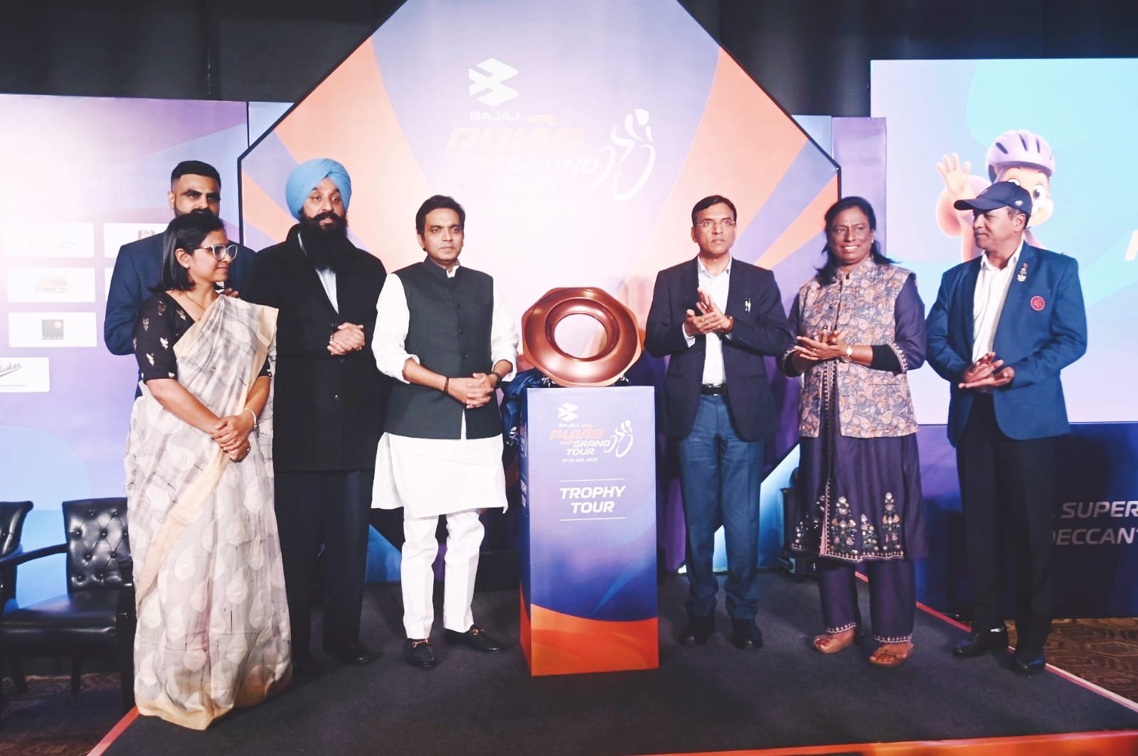 बजाज पुणे ग्रैंड टूर ने राष्ट्रीय राजधानी में अपनी विरासत-प्रेरित ट्रॉफी का किया अनावरण