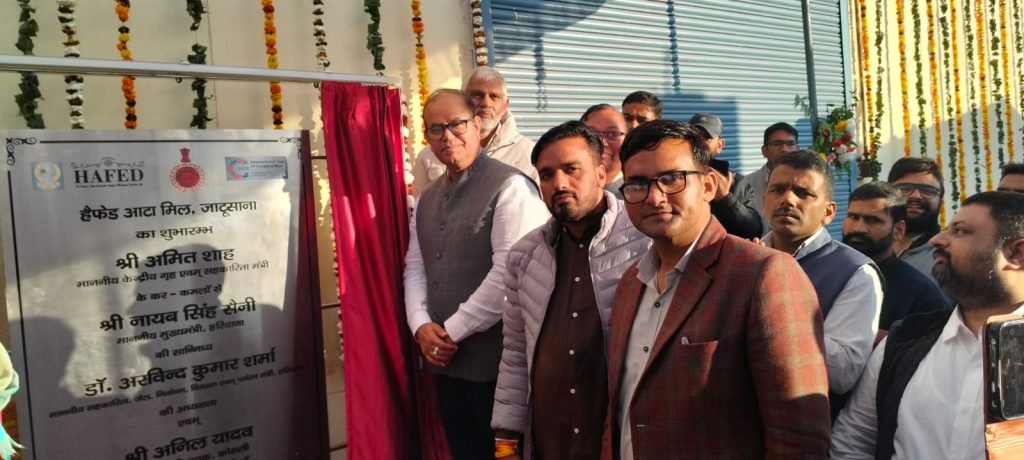  जाटूसाना हैफेड मिल के पट का अनावरण तथा ग्रामीणों को संबोधित करते हुए विधायक अनिल यादव।