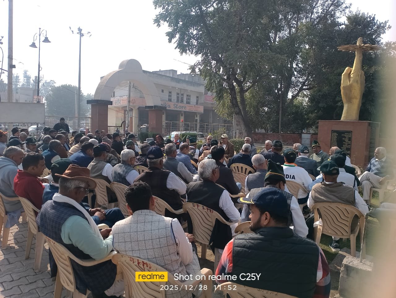 रेवाड़ी: रेजांगला युद्ध स्मारक पर आज रेजांगला शौर्य समिति की आम सभा बैठक मुख्य संरक्षक कर्नल रणबीर सिंह यादव की अध्यक्षता में सम्पन्न हु