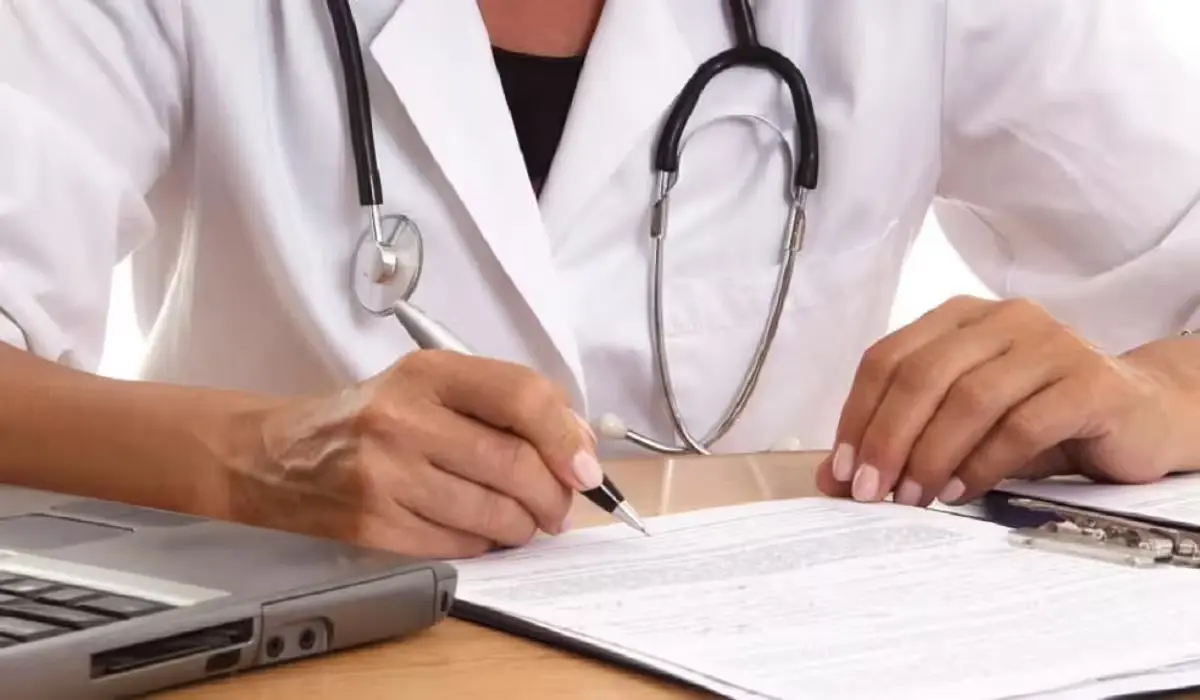 Haryana News: रेवाड़ी में डॉक्टरों की हड़ताल से मरीजों को भारी असुविधा, प्रशासन ने रिटायर्ड डॉक्टरों को ड्यूटी पर लगाया