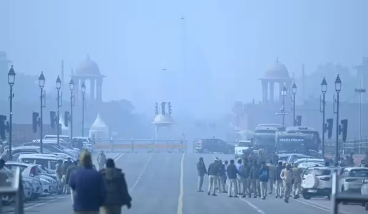 Delhi Weather News: दिल्ली में घना कोहरा और जहरीली हवा ने बढ़ाई मुश्किलें, IMD ने कड़ाके की ठंड के लिए जारी किया अलर्ट