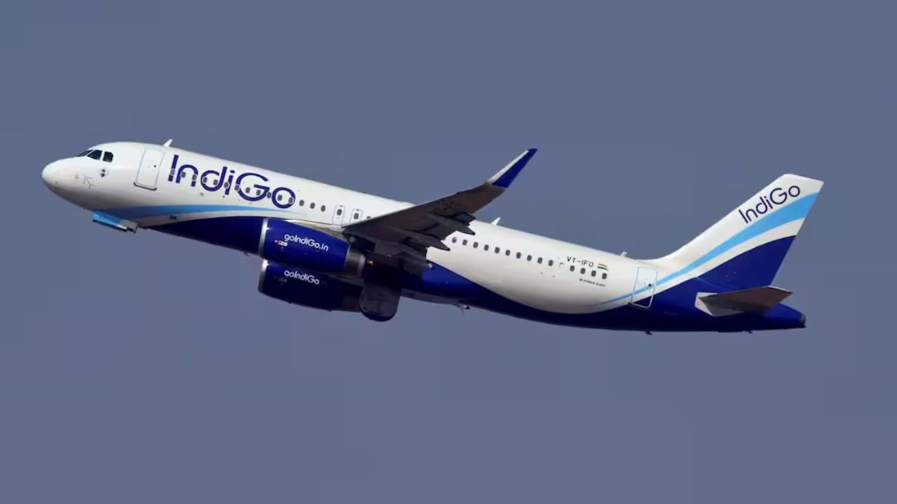 IndiGo Flights: इंडिगो की हजार उड़ानें रद होने से देशभर में अफरा–तफरी यात्रियों का धैर्य टूटने लगा एयरपोर्ट पर भारी हंगामा