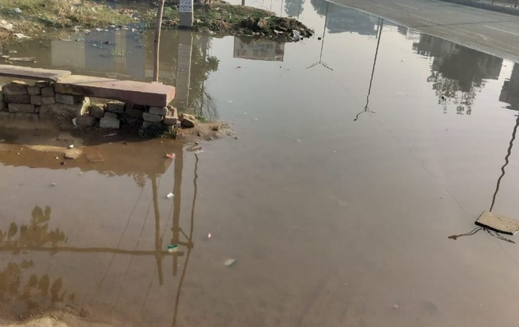 शनिवार को सेक्टर 4 के एक नंबर गेट पर पानी भर गया और सड़क पर यातायात पूरी तरह ठप हो गया।