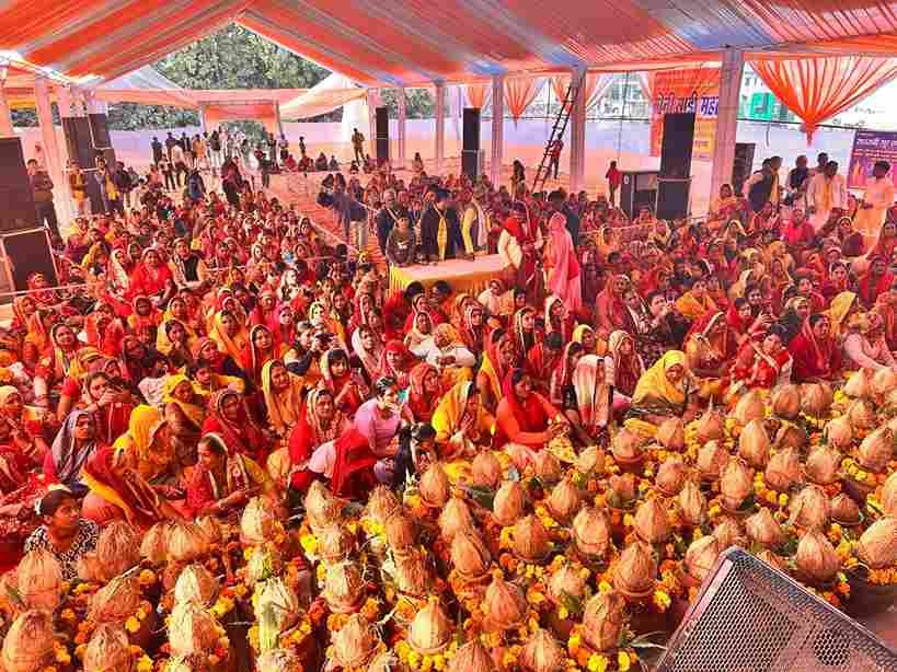 धारूहेड़ा: नंदरामपुर रोड पर गायत्री मंदिर के निकट कथा सेवा समिति की ओर से आयोजित सात दिवसीय श्रीरामकथा से पूर्व रविवार को कलश यात्रा निकाली