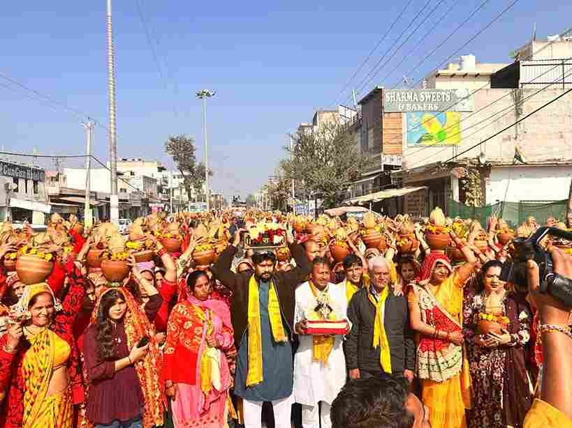 धारूहेड़ा: नंदरामपुर रोड पर गायत्री मंदिर के निकट कथा सेवा समिति की ओर से आयोजित सात दिवसीय श्रीरामकथा से पूर्व रविवार को कलश यात्रा निकाली