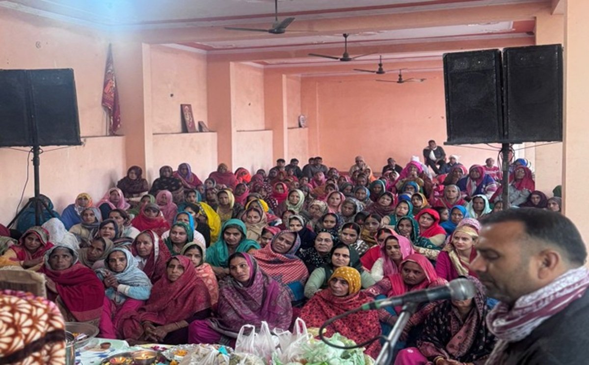 सात दिवसीय श्रीमद् भागवत कथा के दौरान बुधवार को श्रद्धालुओं की भारी भीड़ उमड़ी