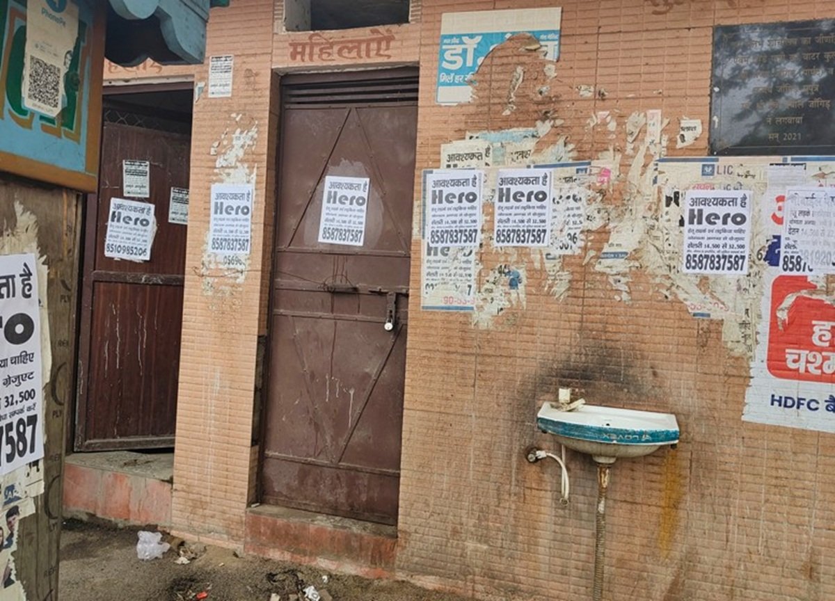 धारूहेड़ा: भगत सिंह चौक पर महिला शौचालय पर लगा ताला