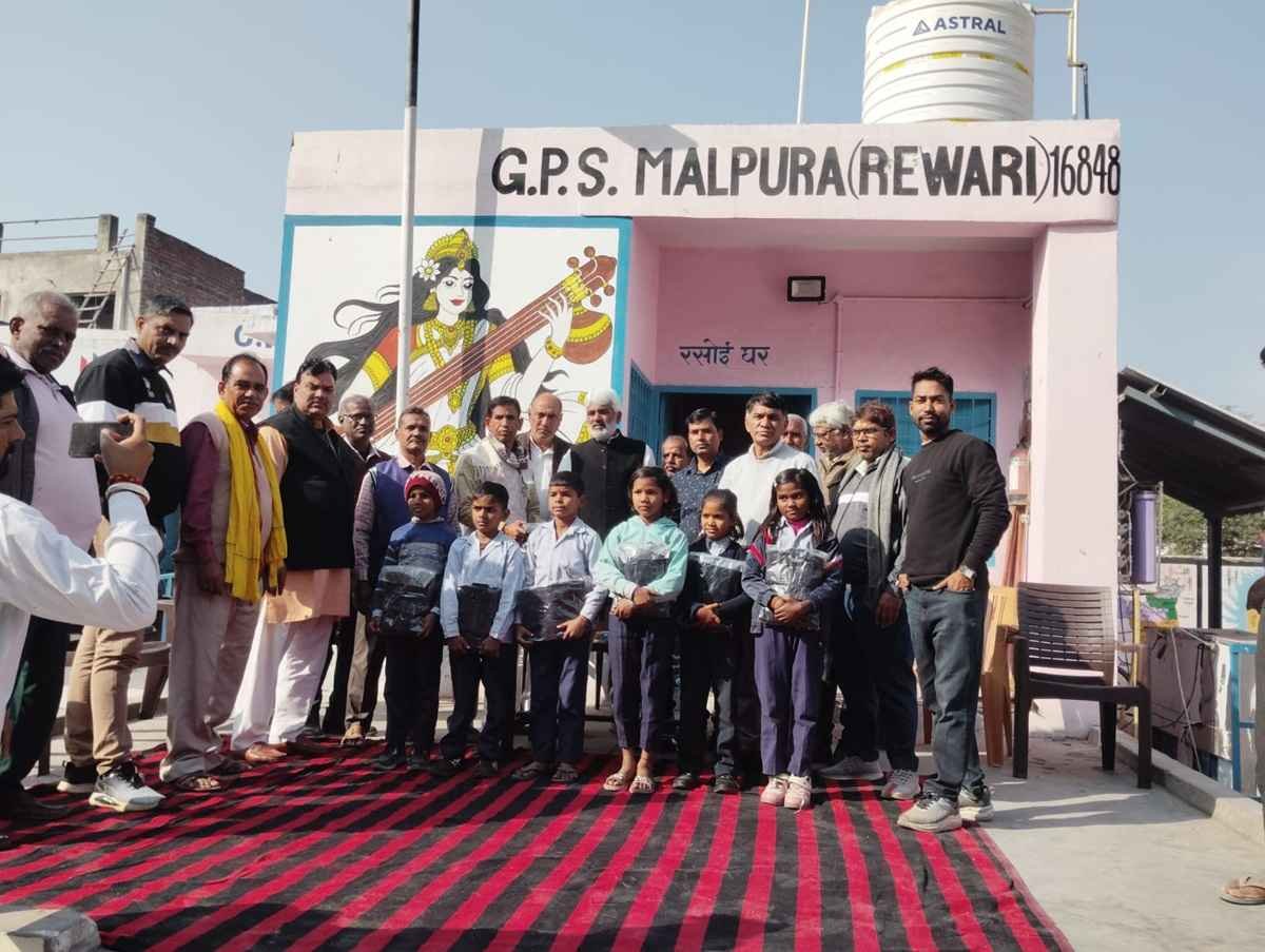 धारूहेड़ा: जनहित कल्याण समिति की ओर से शुक्रवार को मालपुरा के राजकीय प्राइमरी स्कूल में गर्म कपड़ों का वितरण किया गया।