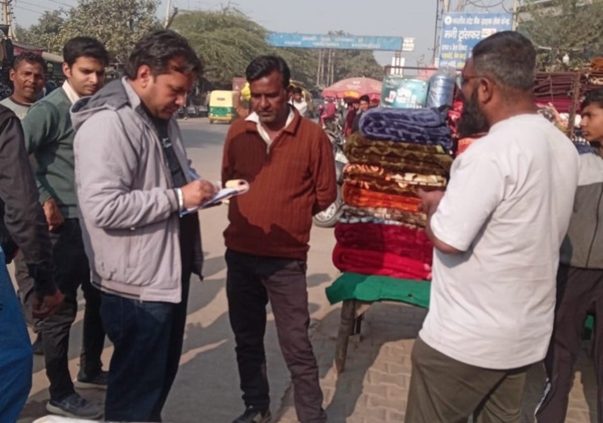 नपा धारूहेड़ा की सख्ती, प्रतिबंधित पॉलीथीन जब्त कर दुकानदारों के काटे चालान