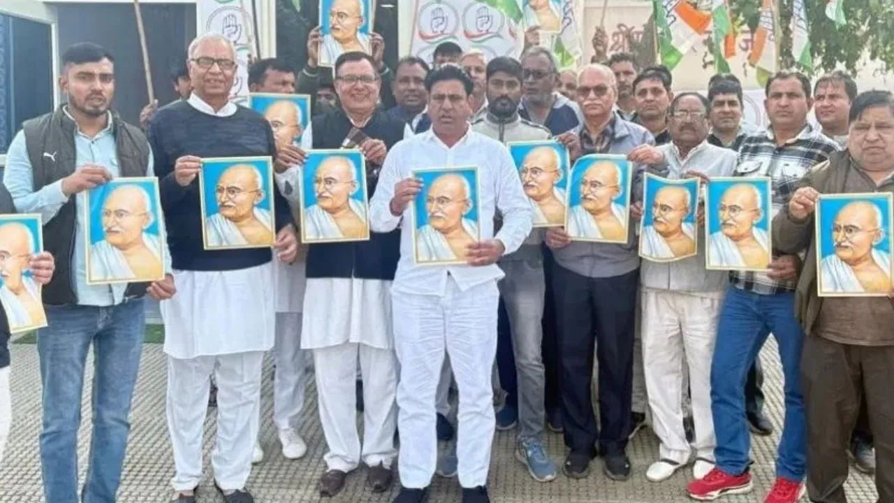 Haryana News: प्रदीप गुलिया जोगी के नेतृत्व में कांग्रेस कार्यकर्ताओं ने रोहतक रोड पर सरकार का पुतला फूंका