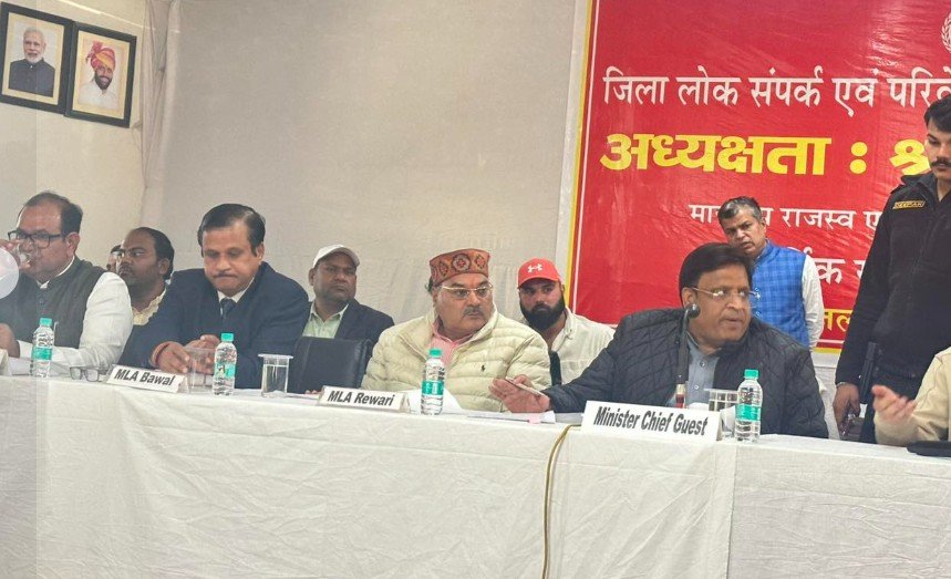 Rewari News: रेवाड़ी के बाल भवन में आयोजित जिला स्तरीय ग्रीवांस कमेटी की बैठक में शहरी निकाय मंत्री विपुल गोयल ने लोगों की शिकायतें सुनीं और लापरवाही पर सख्त रुख अपनाया