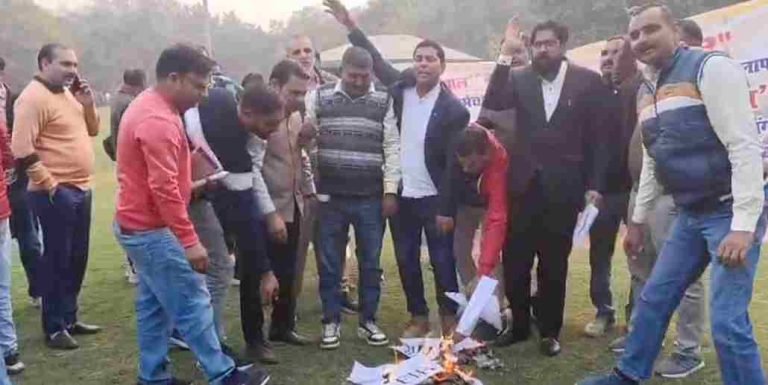 Haryana News: रेवाड़ी में PBSS-NMOPS का रोष प्रदर्शन, FIR की प्रतियाँ जलाकर सरकार को दी चेतावनी